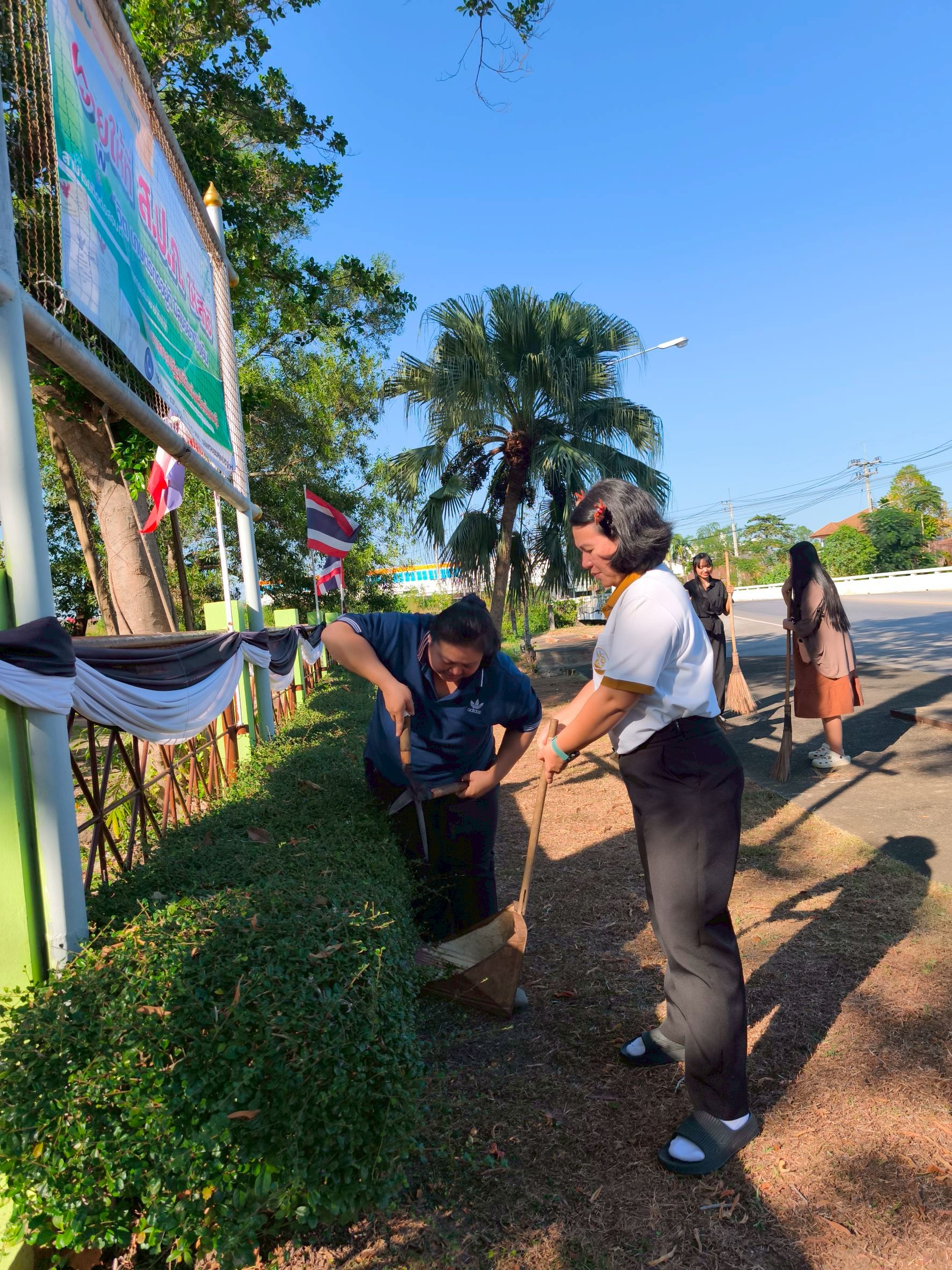 title - ส.ป.ก. จันทบุรี จัดกิจกรรมจิตอาสาบำเพ็ญสาธารณประโยชน์และบำเพ็ญสาธารณกุศล เนื่องในวันคล้ายวันพระบรมราชสมภพ พระบาทสมเด็จพระบรมชนกาธิเบศร มหาภูมิพลอดุลยเดชมหาราช บรมนาถบพิตร และวันพ่อแห่งชาติ 5 ธันวาคม 2568 และกิจกรรมรวมพลังแห่งความภักดี